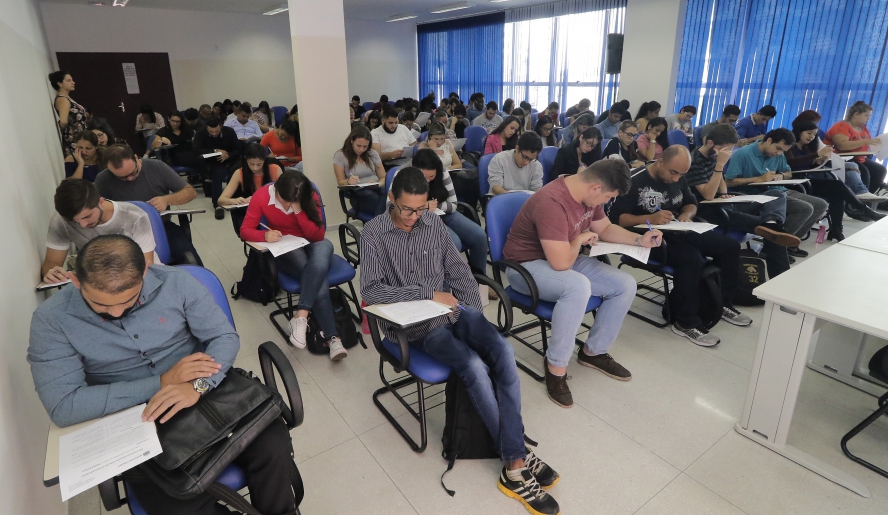 Prova foi constituída de 20 questões de múltipla escolha, além de dissertação (Foto: Ney Sarmento/PMMC)