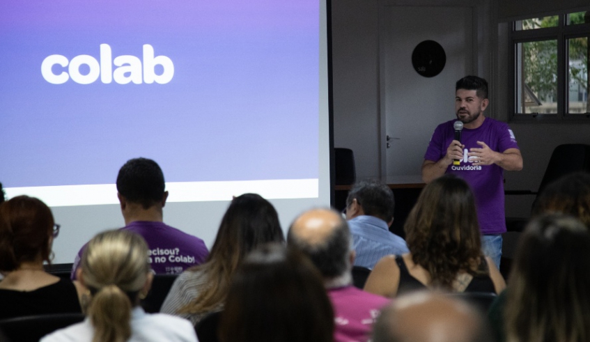 O diretor do Departamento de Defesa do Usuário do Serviço Público, Thiago Batalha, no lançamento do aplicativo Colab (Warley Kenji/PMMC)