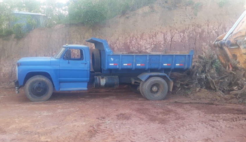 Fiscalização conjunta da Administração Municipal flagrou veículos que faziam terraplanagem no distrito de Quatinga (Divulgação/PMMC)