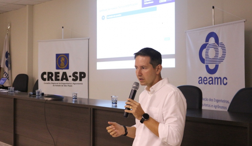 Secretário Claudio de Faria Rodrigues fez apresentação sobre a legislação em reunião na sede da Associação dos Engenheiros e Arquitetos (Divulgação/AEAMC)