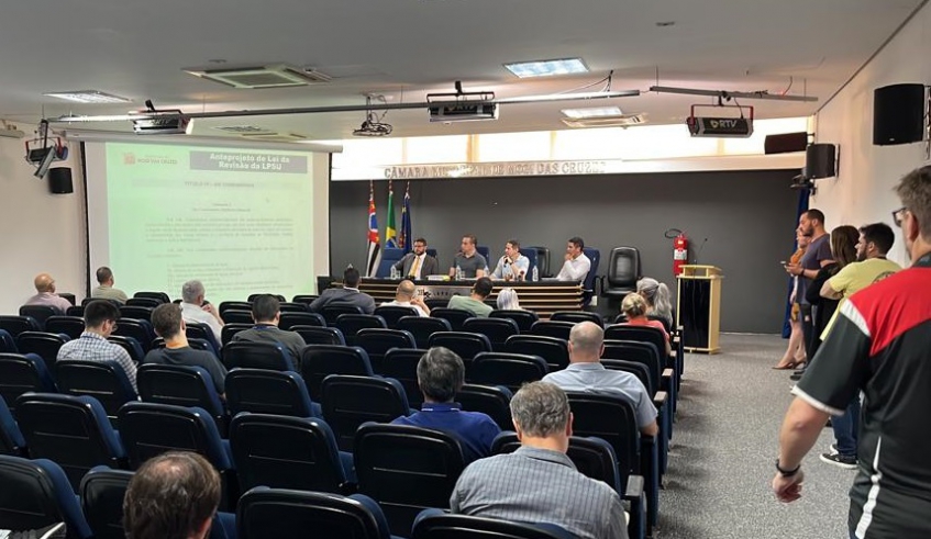 Secretário Claudio de Faria Rodrigues esteve na Câmara Municipal e conversou com vereadores e representantes da sociedade (Divulgação/PMMC)