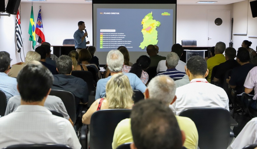 Secretário municipal de Urbanismo, Claudio de Faria Rodrigues, comandou a audiência pública e explicou o projeto ao público presente (Divulgação/PMMC)