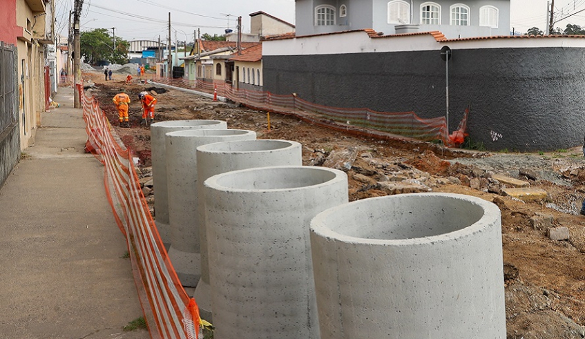 A obra está a todo vapor, com as equipes executando serviços de drenagem e instalação de uma manilha e concreto de 1 metro de diâmetro (Divulgação/PMMC)