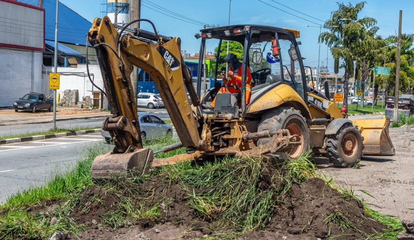 Serviços no encontro das avenidas Francisco Rodrigues Filho, Pedro Romero e Ricieri José Marcatto foram retomados pela empresa responsável (Divulgação/PMMC)