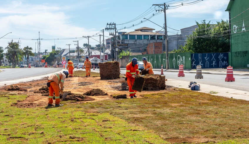 Obras na nova rotatória de Cezar de Souza tiveram pendências resolvidas, foram retomadas e devem melhorar a mobilidade no distrito (Divulgação/PMMC)