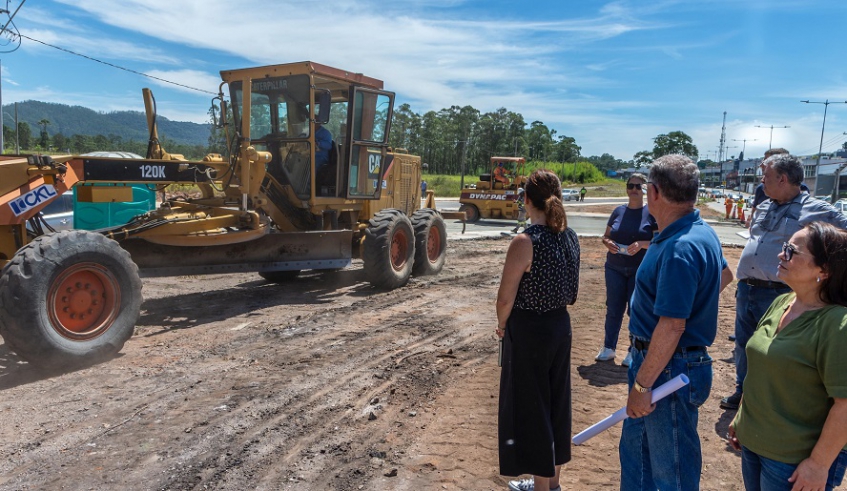 Prefeita Mara Bertaiolli vistoriou as obras de construção da nova rotatória em Cezar de Souza e cobrou que os serviços sejam finalizados o mais rapidamente possível (Divulgação/PMMC)