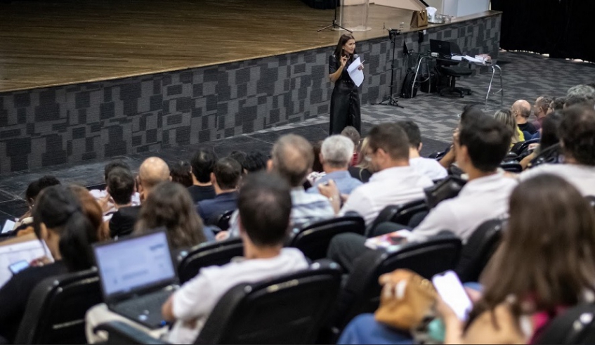 Procuradora Dalciani Felizardo ministrou a capacitação aos servidores, que terão aulas sobre vários temas relacionados ao assunto (Divulgação/PMMC)