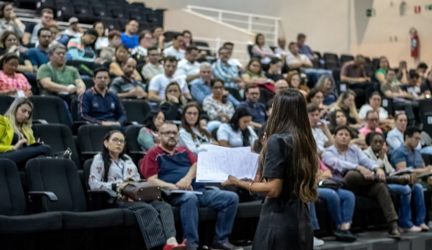 Servidores participaram do curso, que foi ministrado no auditório do Cemforpe e atualiza conhecimentos sobre licitação (Divulgação/PMMC)