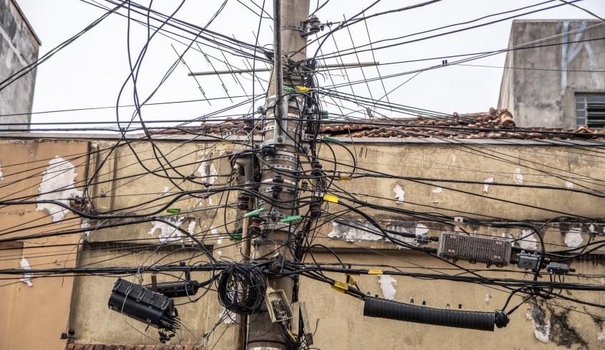 Liminar concedida pelo juiz Bruno Machado Miano, a pedido da Prefeitura, determina que a empresa EDP faça a manutenção e organização da fiação em Mogi das Cruzes (Divulgação/PMMC)