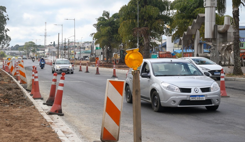 Obras seguem em ritmo acelerado na rotatória da avenida Francisco Rodrigues Filho, com a devida sinalização para garantir a segurança dos motoristas (Divulgação/PMMC)