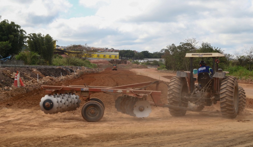 Trecho entre a avenida Francisco Rodrigues Filho e a avenida Vereador Dante Jordão Stoppa vem recebendo serviços de terraplenagem atualmente (Divulgação/PMMC)