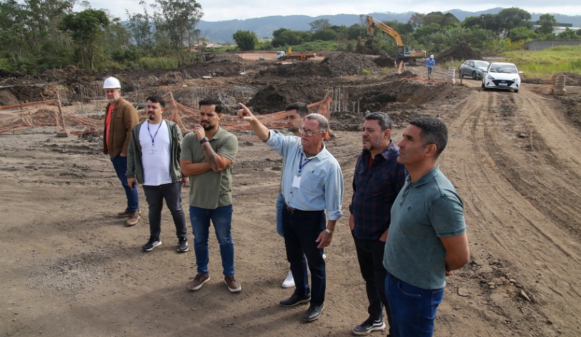 Secretário municipal de Obras e Infraestrutura, Nilmar de Cássia Ferreira, recebeu os vereadores e explicou detalhes do andamento das obras (Divulgação/PMMC)