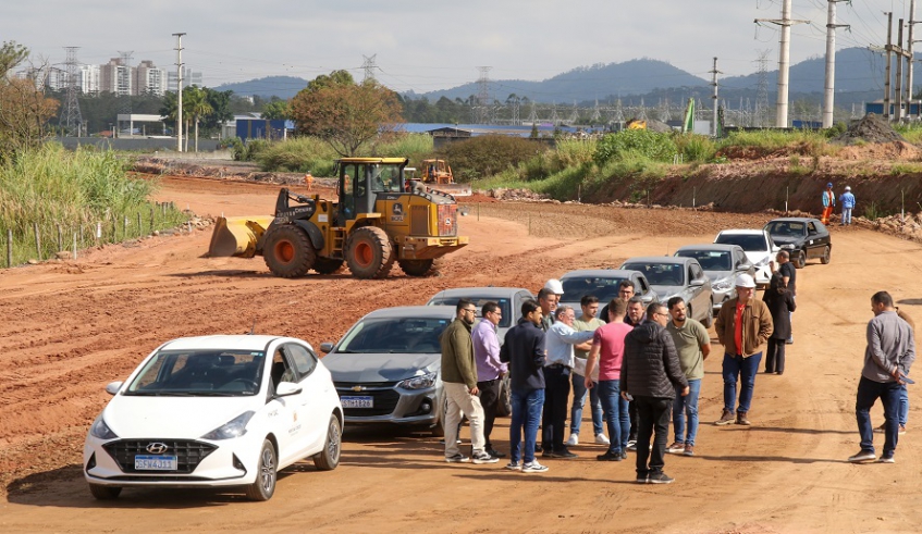 Vereadores visitaram as obras, que incluem a ligação entre a avenida Francisco Rodrigues Filho e a avenida Vereador Dante Jordão Stoppa (Divulgação/PMMC)