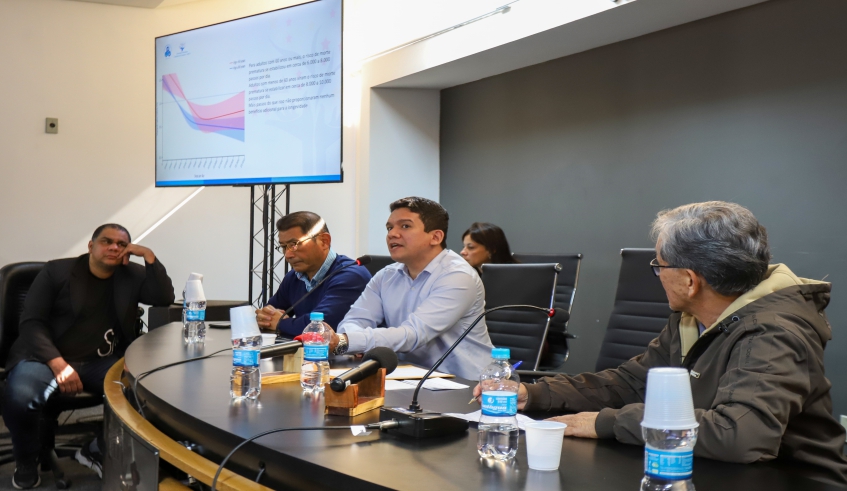 O médico psiquiatra Ivan Piazarolo apreentou detalhes do CRI Norte - Centro de Referência do Idoso da Zona Norte de São Paulo, para idosos e autoridades na Câmara Municipal