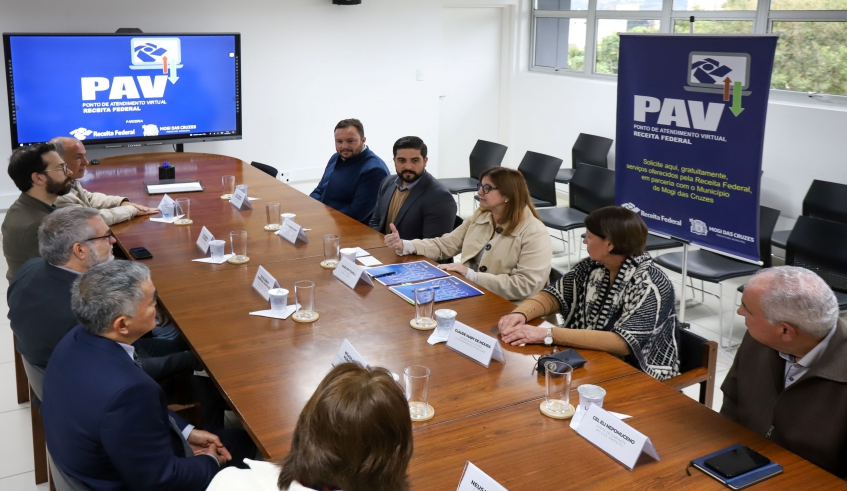 Durante reunião com representantes da Receita Federal, prefeita Mara Bertaiolli destacou prioridade de levar mais serviços ao cidadão (Divulgação/PMMC)