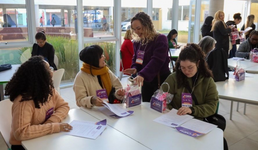 Antes das plenárias, as participantes receberam acolhimento: café, maquiagem, escuta e atividades para os filhos