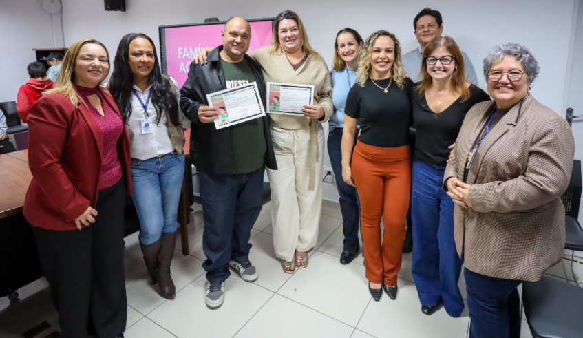 Seis novas famílias receberam certificado de habilitação no Serviço Família Acolhedora e poderão abrigar temporariamente crianças e adolescentes (Divulgação/ PMMC)
