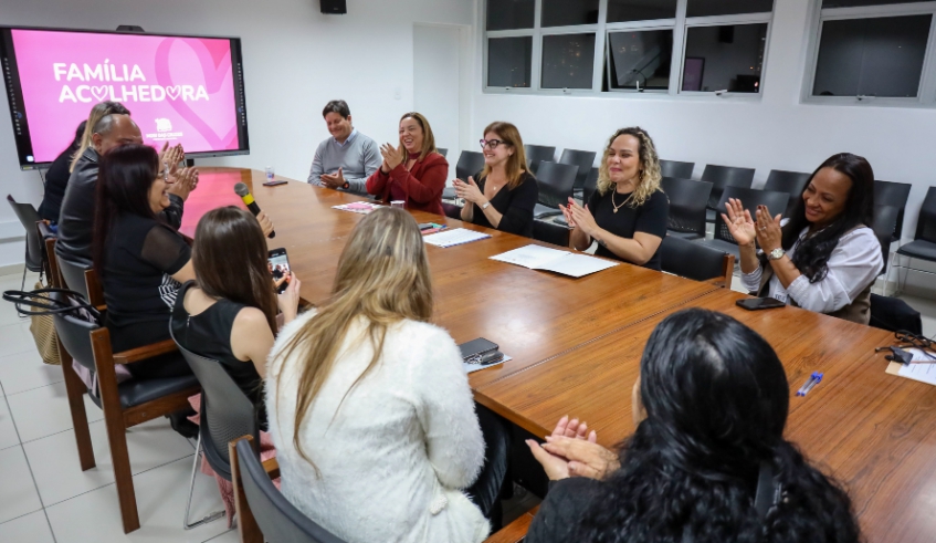 Seis novas famílias receberam certificado de habilitação no Serviço Família Acolhedora e poderão abrigar temporariamente crianças e adolescentes (Divulgação/ PMMC)