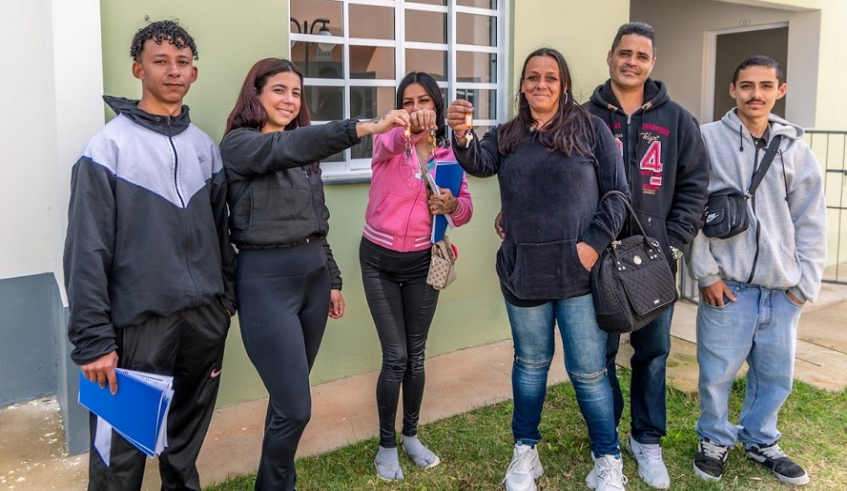 Famílias contempladas com unidades habitacionais no Conjunto Jefferson da Silva mostram as chaves de suas novas moradias próprias (Divulgação/PMMC)