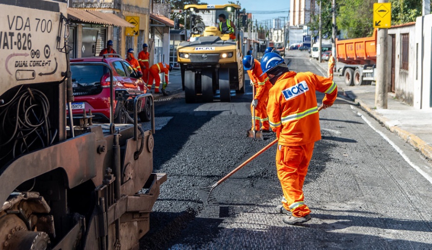 Trabalho de recapeamento foi realizado na rua Engenheiro Gualberto, na Vila Industrial, e marcou retomada do contrato que beneficia corredor de ônibus (Divulgação/PMMC)