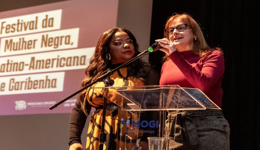 Prefeita Mara Bertaiolli, ao lado a secretária Lívia Bolina, na abertura do evento