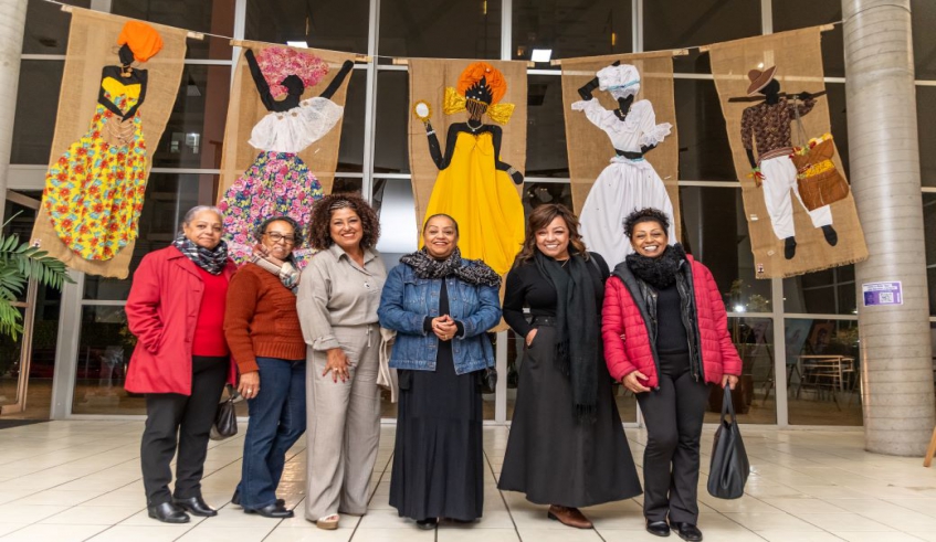 Parte da homenageadas posaram junto à mostra de arte de Maristela Afro