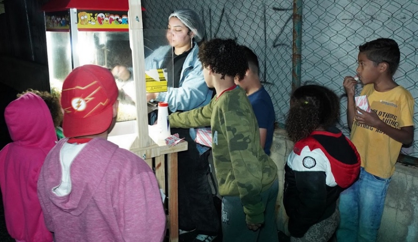 Crianças aproveitaram a diversão e comeram pipoca à vontade durante a exibição dos filmes nos dias 1º e 2 de agosto, na Vila Cléo (Divulgação/PMMC)