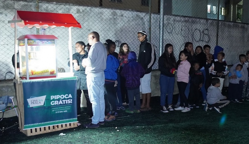 Como parte do programa, a pipoca foi distribuída gratuitamente e proporcionou um clima completo de sala de cinema aos moradores (Divulgação/PMMC)