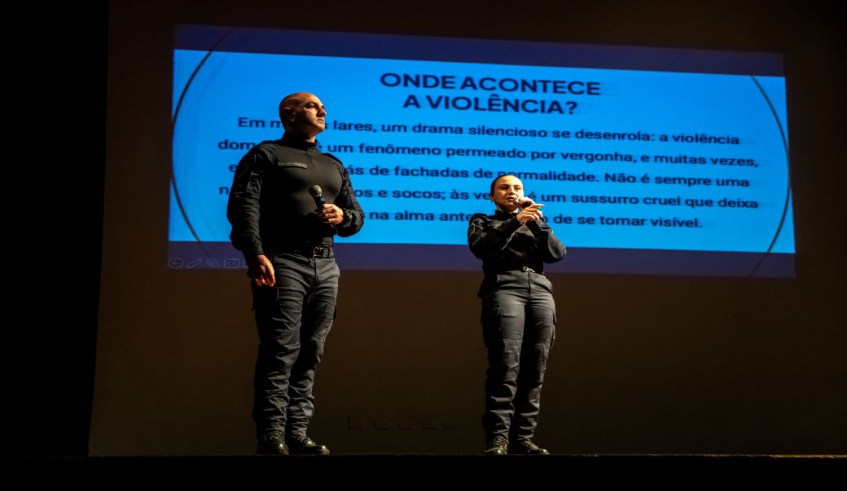 A comandante da Patrulha Maria da Penha, Tamires Pedroso, e do GCM Ricardo Sanches, apresentaram detalhes sobre a Lei Maria da Penha