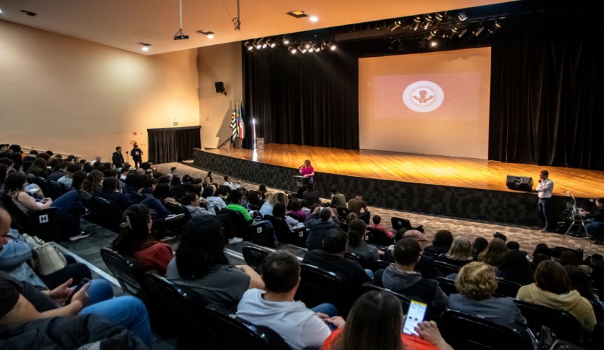 A prefeita Mara Bertaiolli falou para o público na abertura do encontro