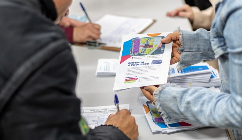 Além da reunião com os técnicos da Secretaria da Habitação, os moradores também receberam material impresso com as informações do processo (Divulgação/PMMC)