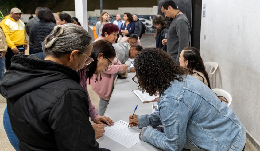 Funcionárias da Secretaria Municipal de Habitação Social estiveram na Vila Nova União para o atendimento aos moradores do bairro (Divulgação/PMMC)
