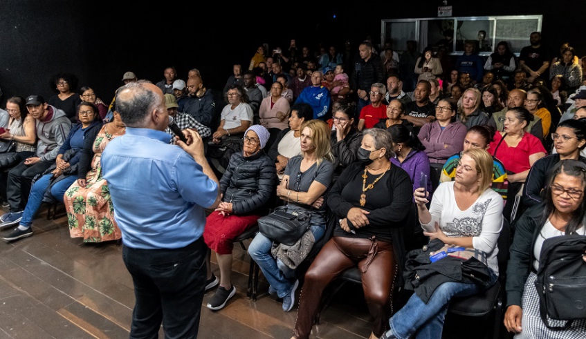 Secretário Romildo Campello falou sobre a importância do processo de regularização fundiária aos moradores da Vila Nova União durante a reunião (Divulgação/PMMC)