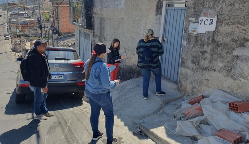 Técnicos da Secretaria de Habitação percorreram as ruas do bairro nesta quarta-feira, dia 17, no primeiro dia de visitas do processo de regularização (Divulgação/PMMC)
