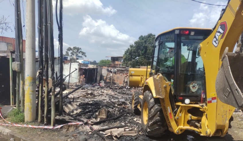 Famílias que perderam suas moradias em incêndio na Vila Estação passarão a receber o Auxílio Moradia Emergencial, após reunião nesta segunda-feira (Divulgação/ PMMC)