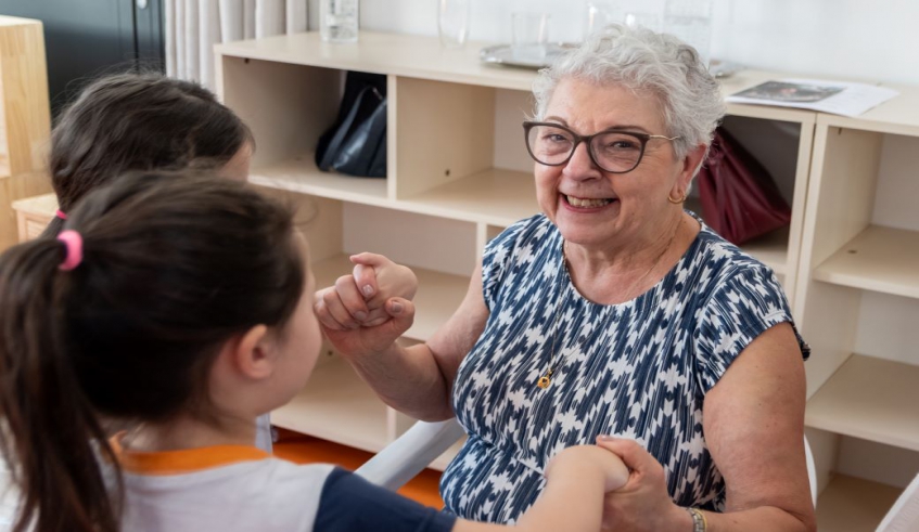 Professora aposentada Nilza Gomes em conversa com as crianças