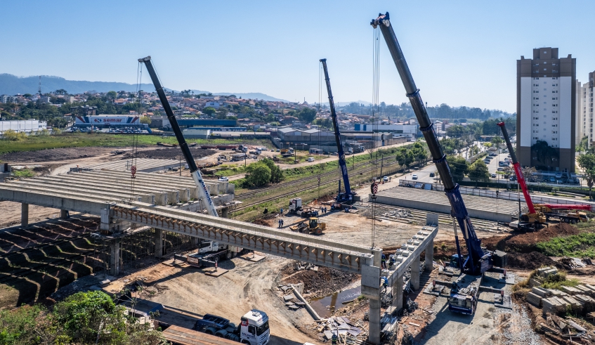 Guindastes estacionados no canteiro de obras participam do trabalho de lançamento das vigas do novo viaduto na manhã desta terça-feira, dia 30 de setembro (Divulgação/PMMC)
