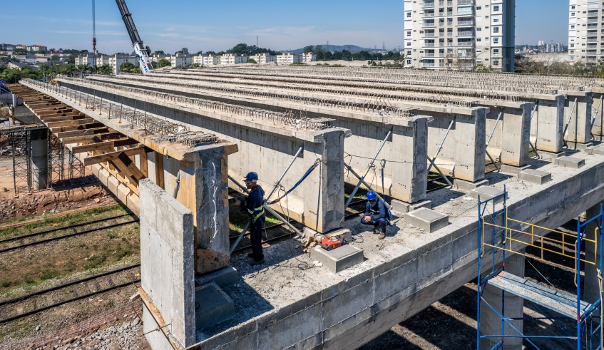 Operários trabalham na estrutura do novo viaduto, que permitirá a ligação entre a avenida Francisco Rodrigues Filho e a avenida Vereador Dante Jordão Stoppa (Divulgação/PMMC)
