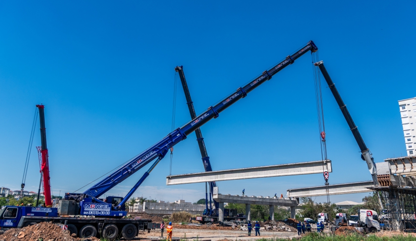 Guindastes de grande porte fazem o lançamento das vigas do novo viaduto sobre a linha férrea, em Cezar de Souza. Cada viga pesa cerca de 60 toneladas (Divulgação/PMMC)