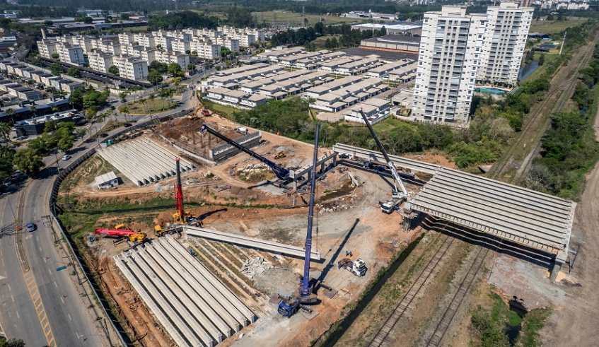 Vigas que serão instaladas no novo viaduto estão no canteiro de obras, localizado às margens da avenida Vereador Dante Jordão Stoppa (Divulgação/PMMC)
