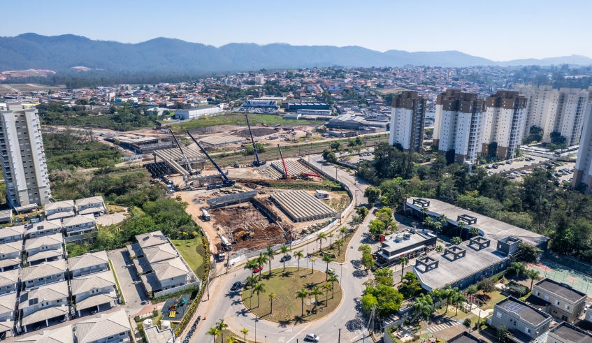 Vista aérea mostra a rotatória da avenida Vereador Dante Jordão Stoppa e a estrutura do novo viaduto, que faz parte das obras do Corredor Nordeste (Divulgação/PMMC)