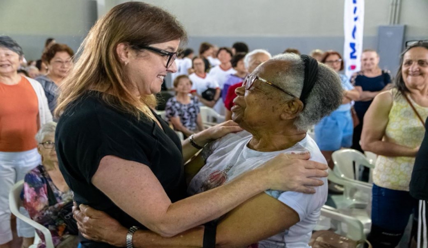 Prefeita Mara Bertaiolli com os alunos do Pró-Hiper