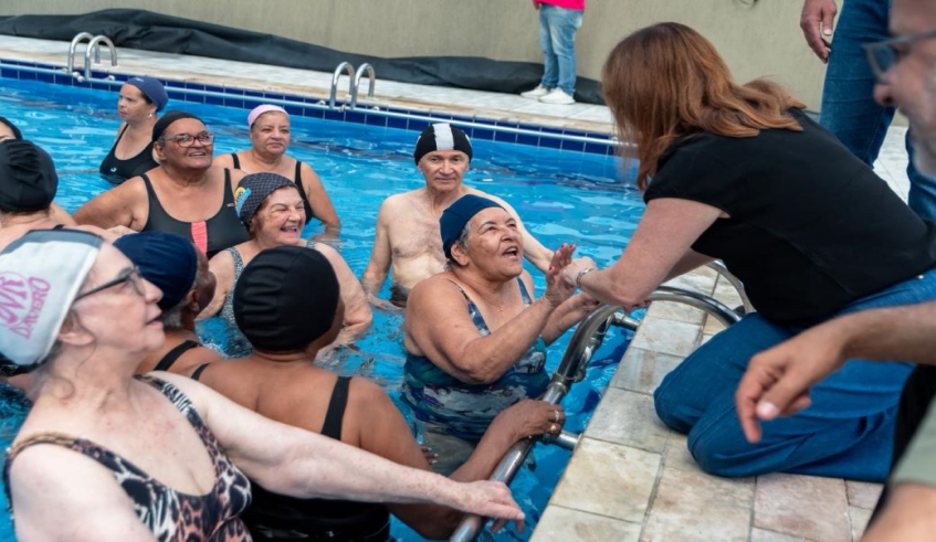 A prefeita Mara Bertaiolli prestigiou a aula especial de hidroginástica realizada nesta manhã no Pró-Hiper