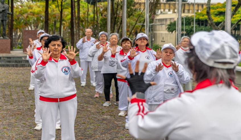Rádio Taissô nasceu no Japão e popularizou-se pelo mundo com movimentos de alongamento conduzidos pelo som de rádio