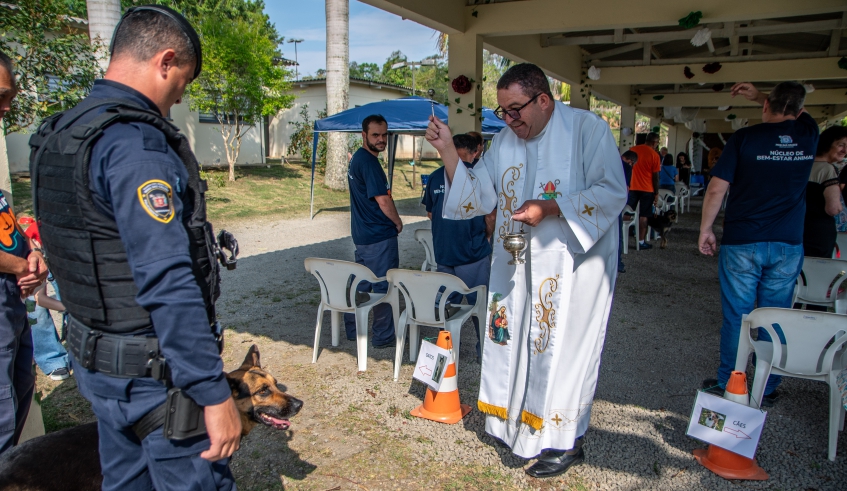 Padre Cláudio Delfino abençoou os animais durante a celebração realizada nesta sexta-feira (3/10) à tarde, na sede do Nubea, em Cezar de Souza (Divulgação/PMMC)