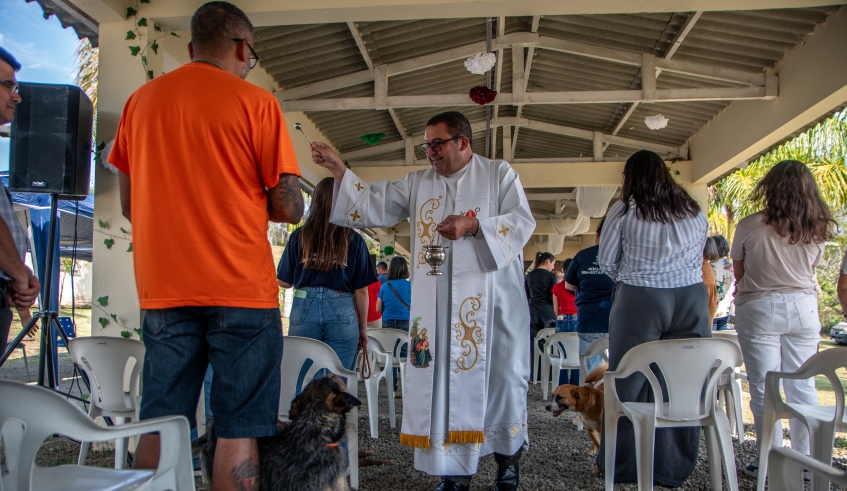 Tutores compareceram à celebração com seus animais e receberam a bênção do padre Cláudio Delfino na sede do Nubea (Divulgação/PMMC)