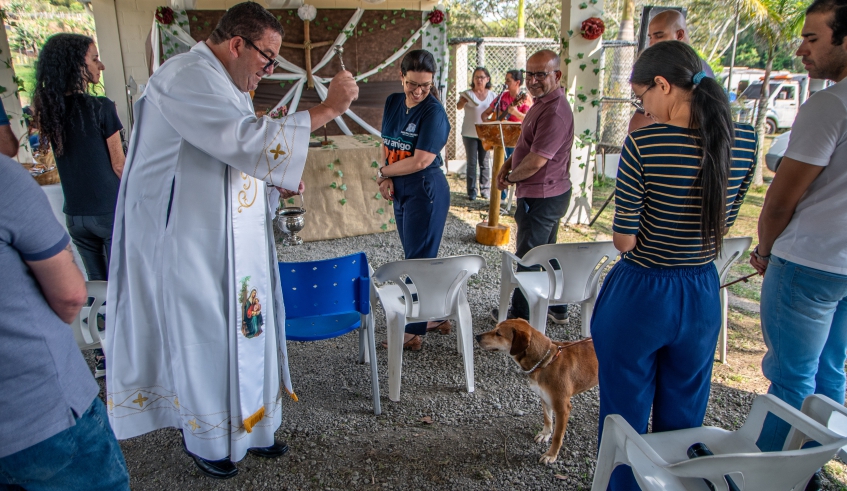 Padre Cláudio Delfino durante a celebração, observado pela secretária Patricia Cesare e pelos vereadores e vereadoras que compareceram ao evento (Divulgação/PMMC)