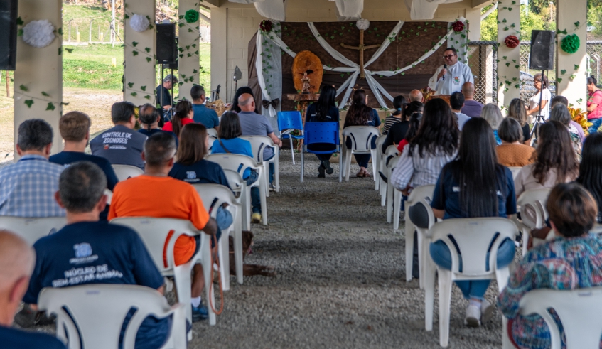 Padre Cláudio Antônio Delfino, da Paróquia Nossa Senhora Aparecida e São Roque, celebrou a missa, que teve a presença de tutores e de seus animais (Divulgação/PMMC)