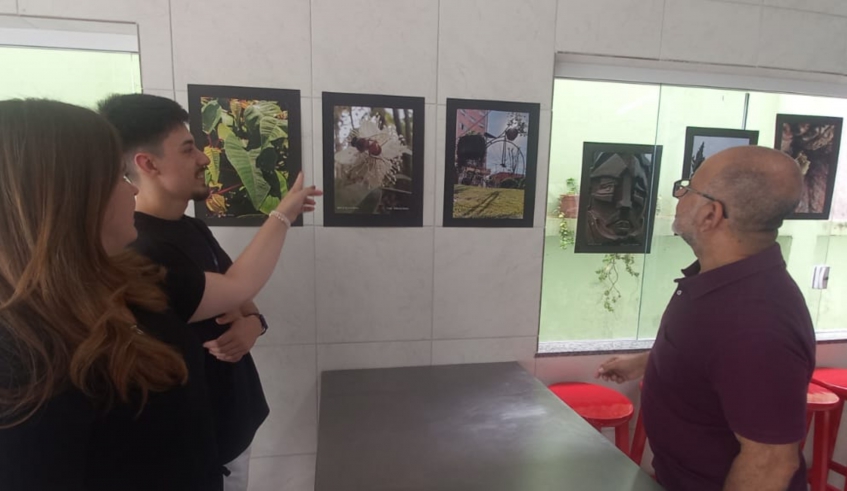 Durante a entrega dos certificados dos formandos, no Polo da Vila Brasileira do Fundo Social, os presentes acompanharam a exposição "Olhares Distintos" dos alunos (Divulgação/PMMC)