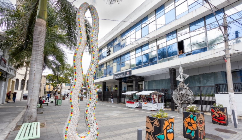 Revitalização com pintura foi realizada em bancos, floreiras, obstáculos e bicicletários na Flaviano de Melo, dr. Paulo Frontin e dr. Deodato Wertheimer (Divulgação/ PMMC)